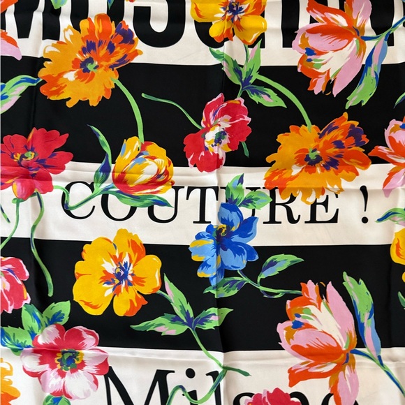 Moschino
Floral Printed Fringed-Edge Scarf - Picture 9 of 12